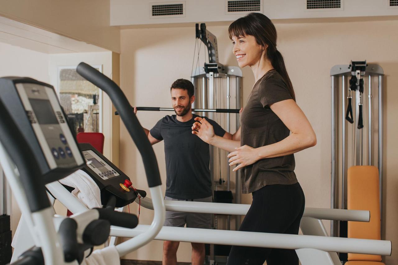 Ortner'S Resort Bad Füssing Zewnętrze zdjęcie A personal trainer with a client